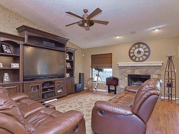 3rd image of 3183 Lake Saxon Dr