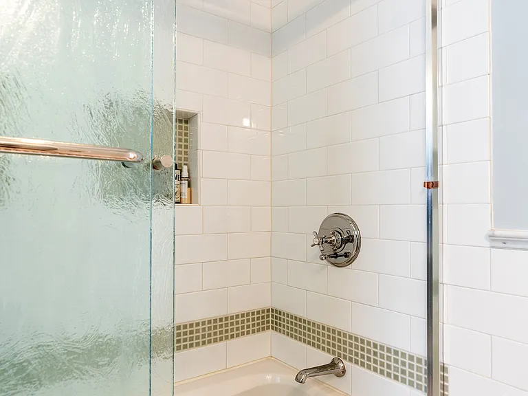 7514 E Green Lake Dr N — Photo 23