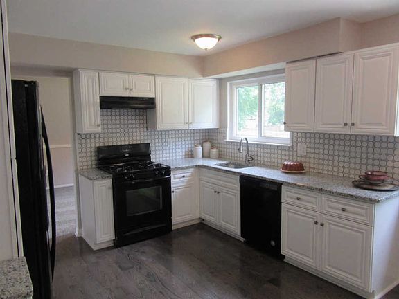 4th image of 2342 Town Ct