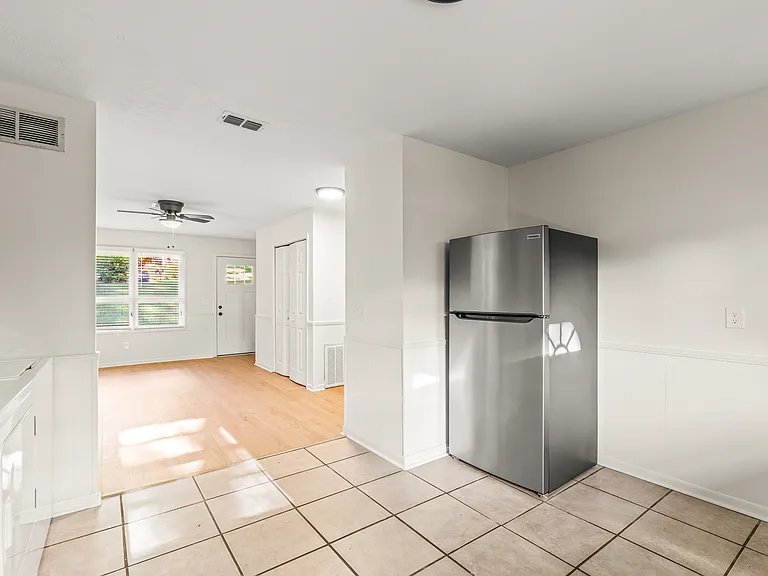 307 Springdale Dr #B — Photo 8