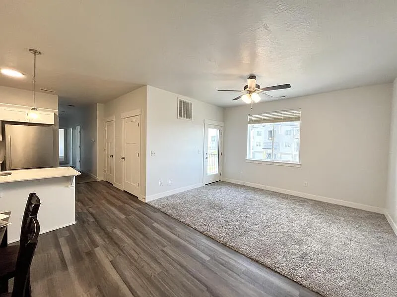 3 bed, 2.0 bath, 1250 sqft, $1,900 — Photo 1