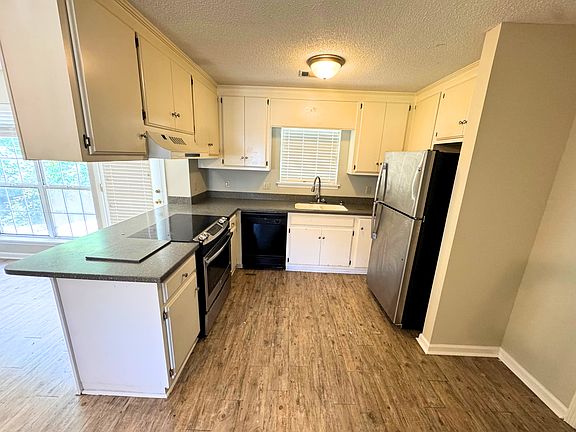 3rd image of 4 Clayton Ln