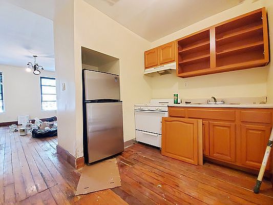 5th image of 788 Park Pl APT 2L