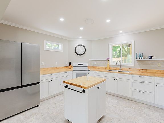 3rd image of 214 Habitat St
