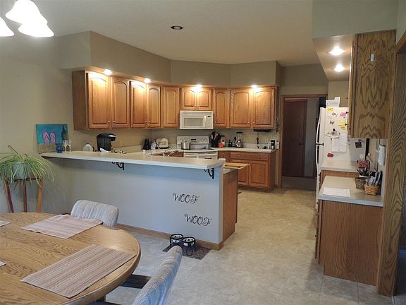 3rd image of 1221 Country Heights Ln