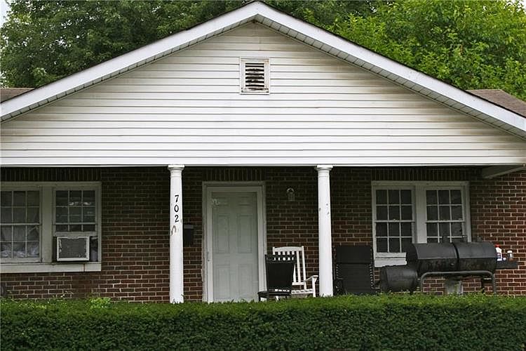 1st image of 702 Carlyle Pl