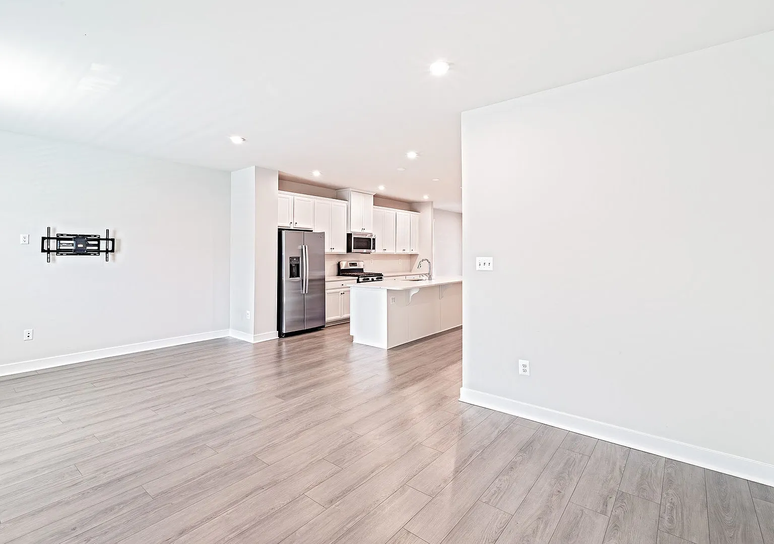 3 bedroom, 2.5 bath Middletown end unit townhome — Photo 4