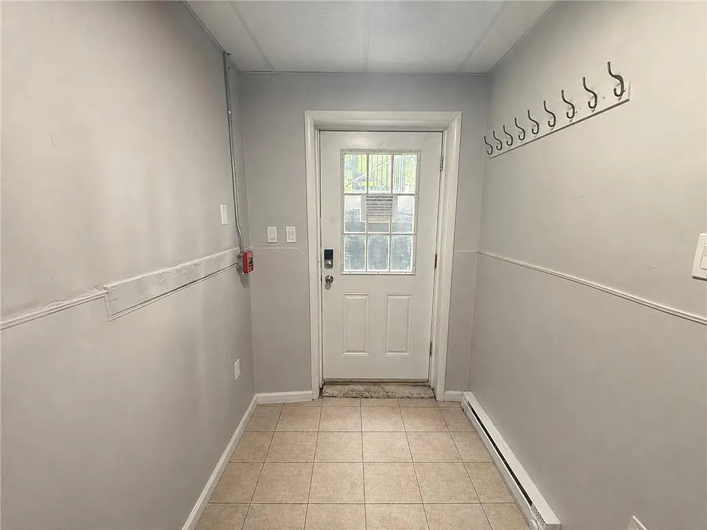 1 bed, 1.0 bath, 676 sqft, $1,195 — Photo 2