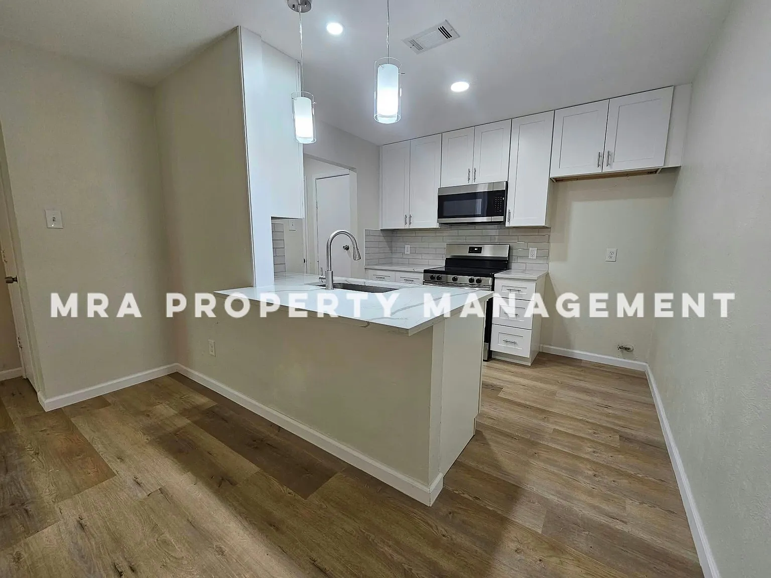 2 bed, 940 sqft, $1,600 — Photo 3