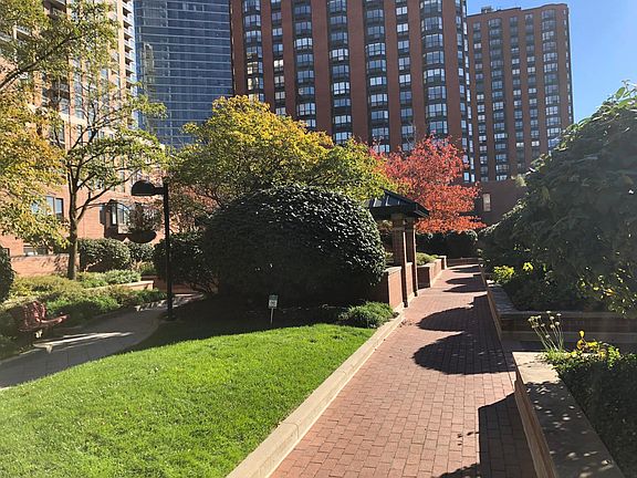 Cul-de-sac courtyard, great for young children