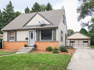 510 Gascoigne Dr, Waukesha, WI 53188