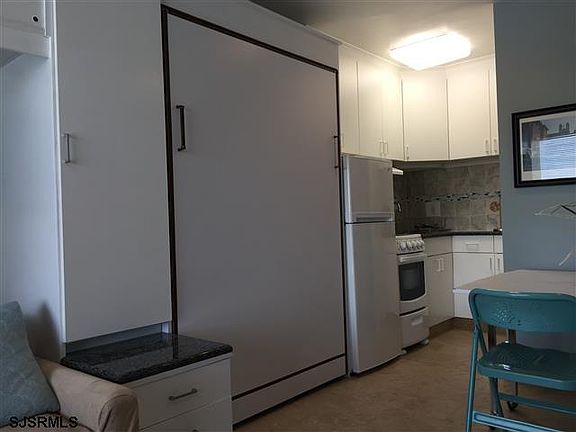 4th image of 108 S Montpelier Ave APT 423