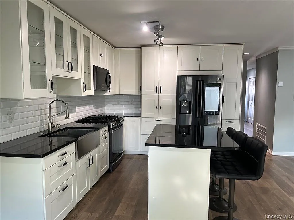 4 bed, 2.0 bath, 1600 sqft, $2,850 — Photo 4