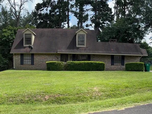 135 Longhorn Dr, Palestine, TX 75801