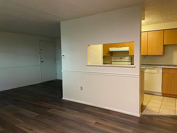 5th image of 3000 Garden Apartment Dr #14