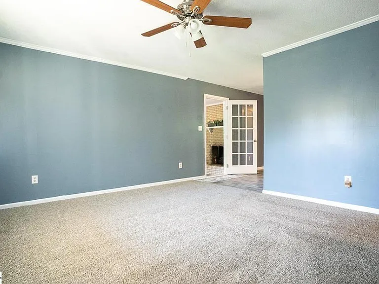 215 Orchard Cir — Photo 4