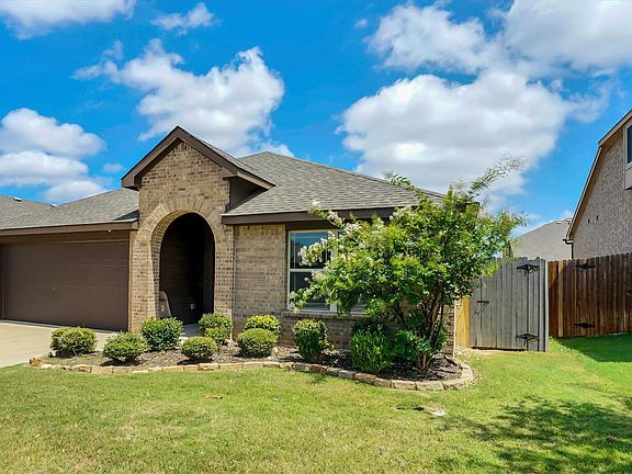 2nd image of 816 Oriel Cir