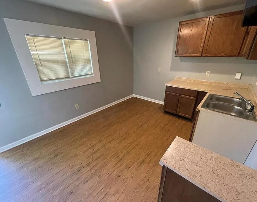 3 bed, 980 sqft, $1,100 — Photo 2