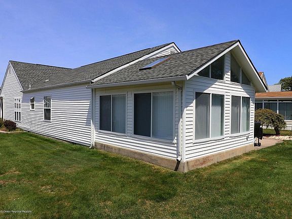 5th image of 75 Portsmouth Dr