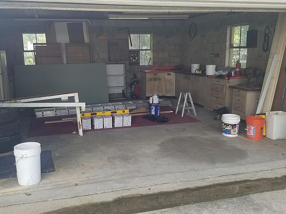 Garage / Wil be cleaned out