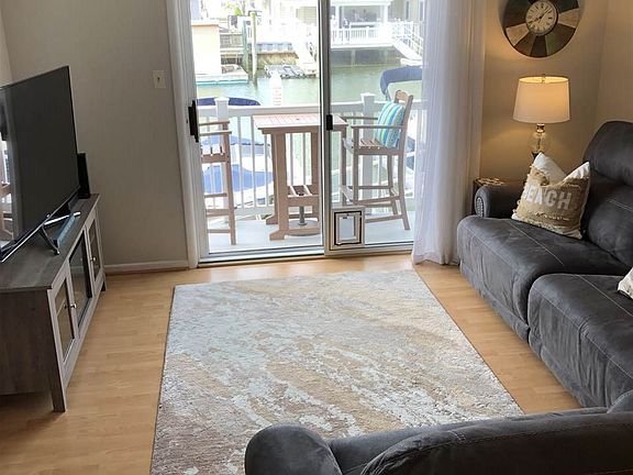 5th image of 354 43rd Pl APT 1E
