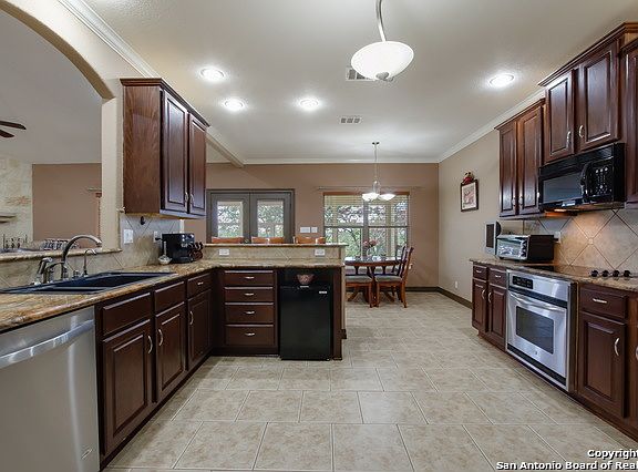 5th image of 410 Breathless View St