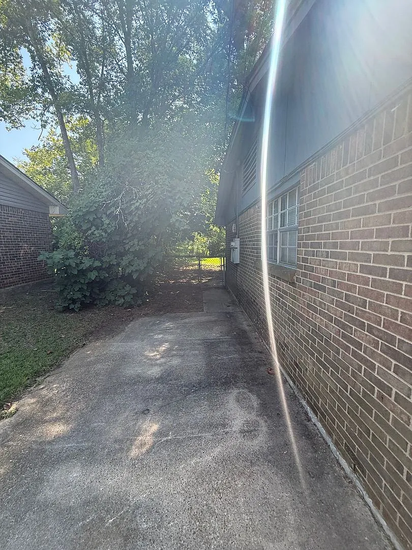 3 bed, 2.0 bath, 1215 sqft, $850 — Photo 2