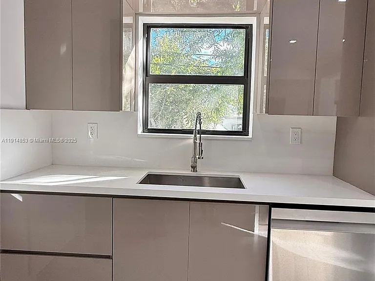 12615 N Miami Ave — Photo 23