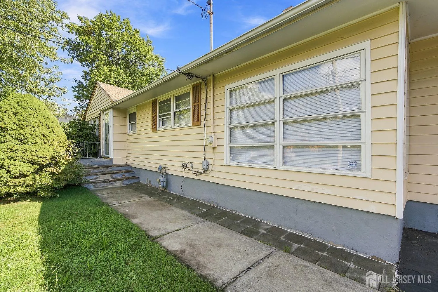 3 bed, 2.0 bath, 1697 sqft, $3,600 — Photo 2