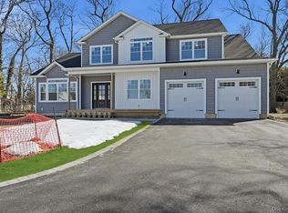 4 Lotto Ct, Lake Grove, NY 11755