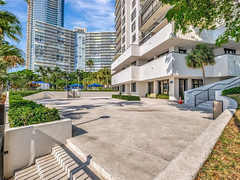 2333 Brickell Ave #305 — Photo 31