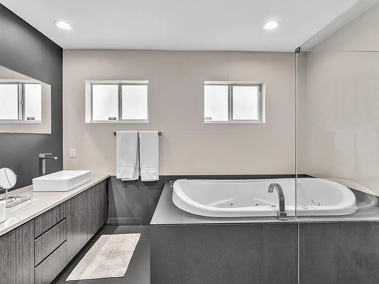 1640 NE 43rd St — Photo 50