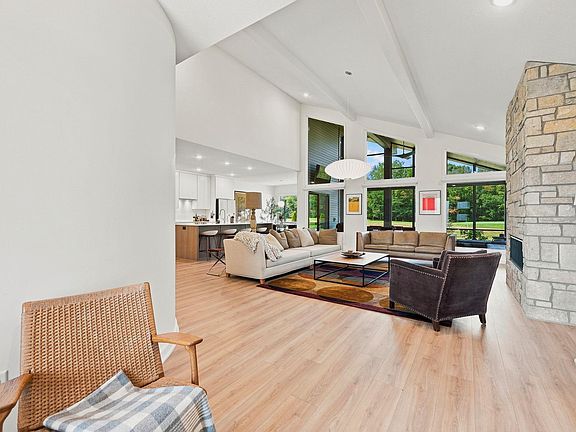 5th image of 2104 Golfview Dr