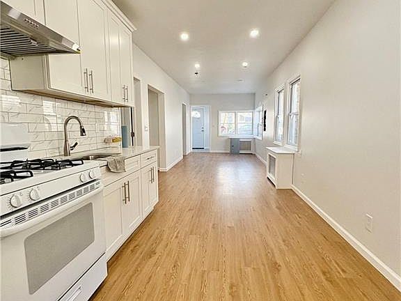 5th image of 118 Winham Ave