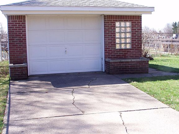 4th image of 1360 Gault Dr