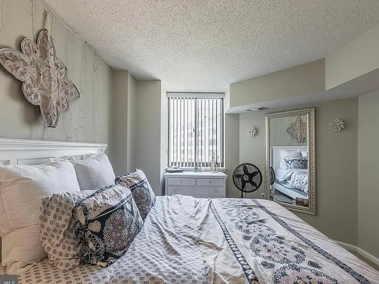 1001 N Randolph St #819 — Photo 8