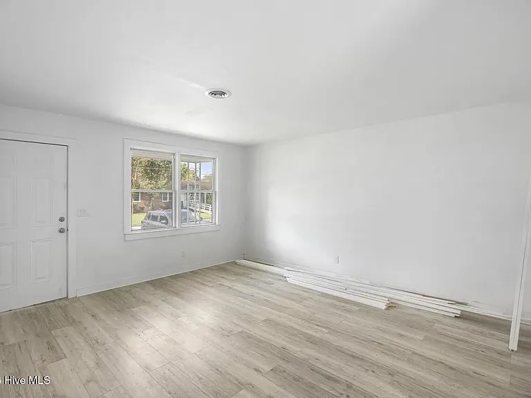 106 E Walker St — Photo 3