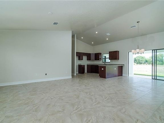 4th image of 122 24th Ave NE