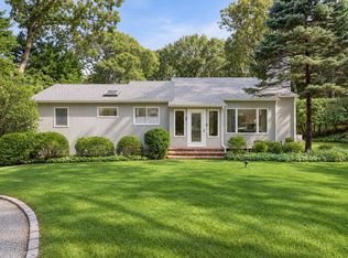 25 Old Squiretown Rd, Hampton Bays, NY 11946
