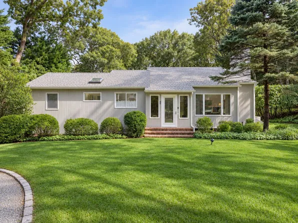 25 Old Squiretown Rd, Hampton Bays, NY 11946