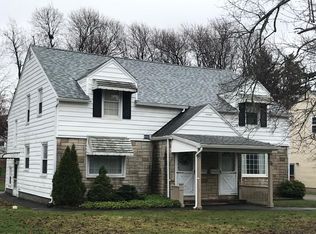 76 Oakland Rd, Williamsville, NY 14221