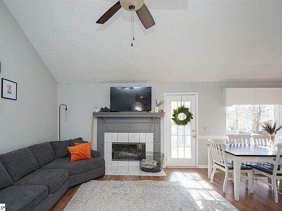 5th image of 17 Wooddale Ct