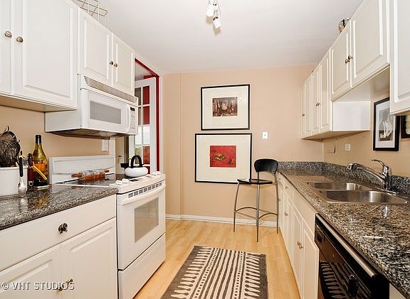 5th image of 330 W Diversey Pkwy APT 601