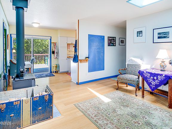 5th image of 2711 NE Hemlock Dr