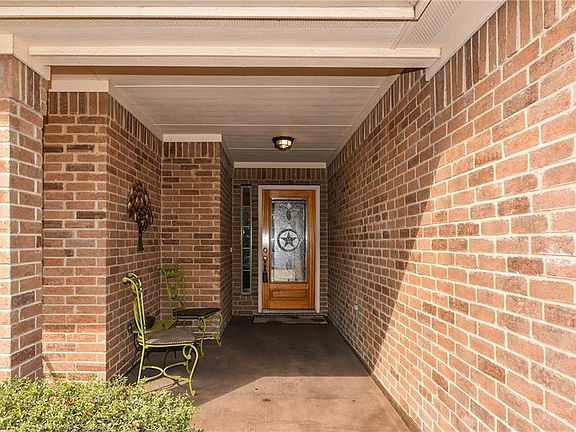4th image of 2926 Greenway Dr