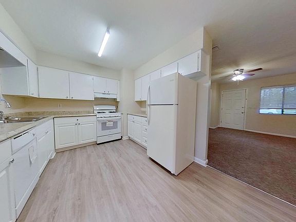 3rd image of 2927 NW 41st Pl
