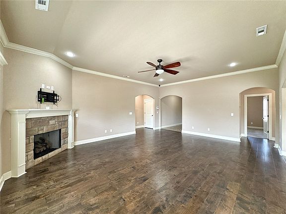 3rd image of 204 W Churchill Ct