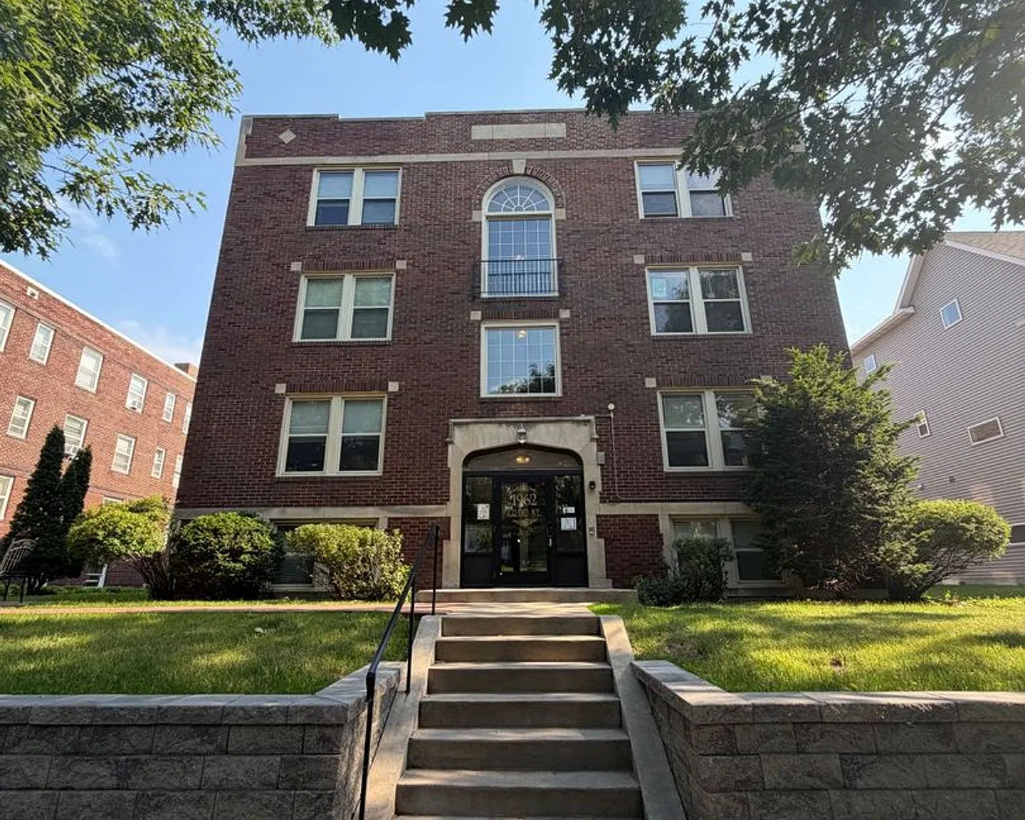 Available NOW! Adorable 1 BR/1 BA Apartment in a beautiful St. Paul Neighborhood! — Photo 2