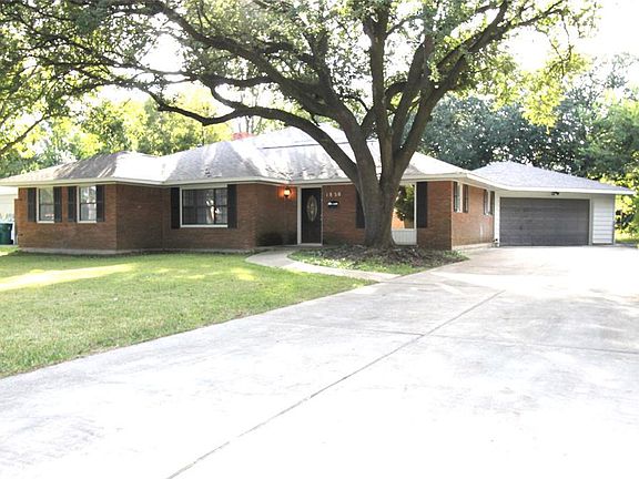 2nd image of 1820 Oaks Dr