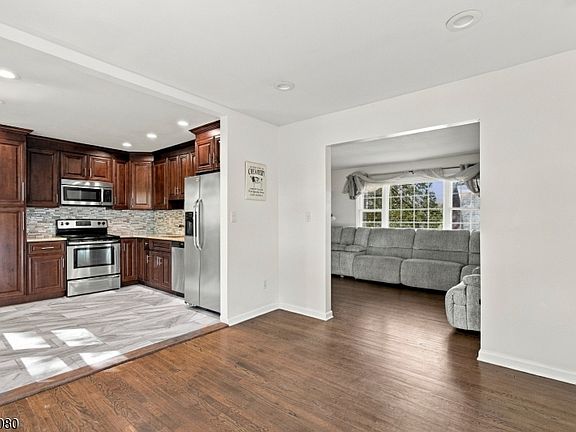5th image of 23 Elizabeth Ave